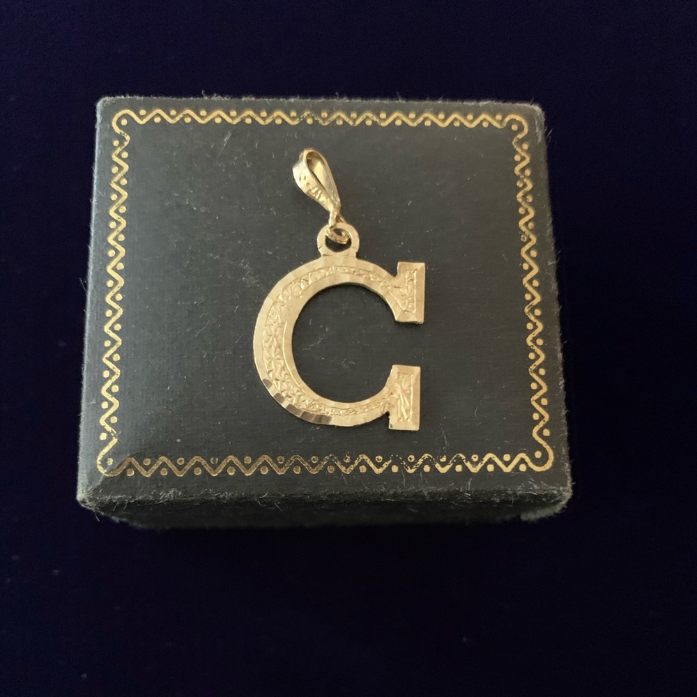 *10K Gold Fancy Initial Pendant (1 Letter)*